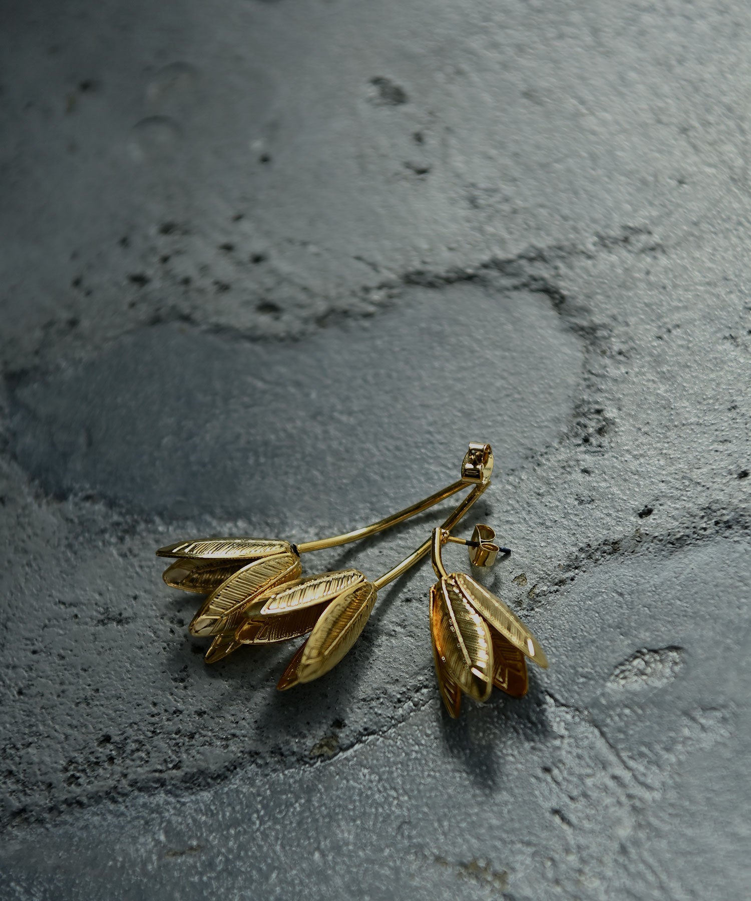 リーフアシンメトリーピアス – funda mine