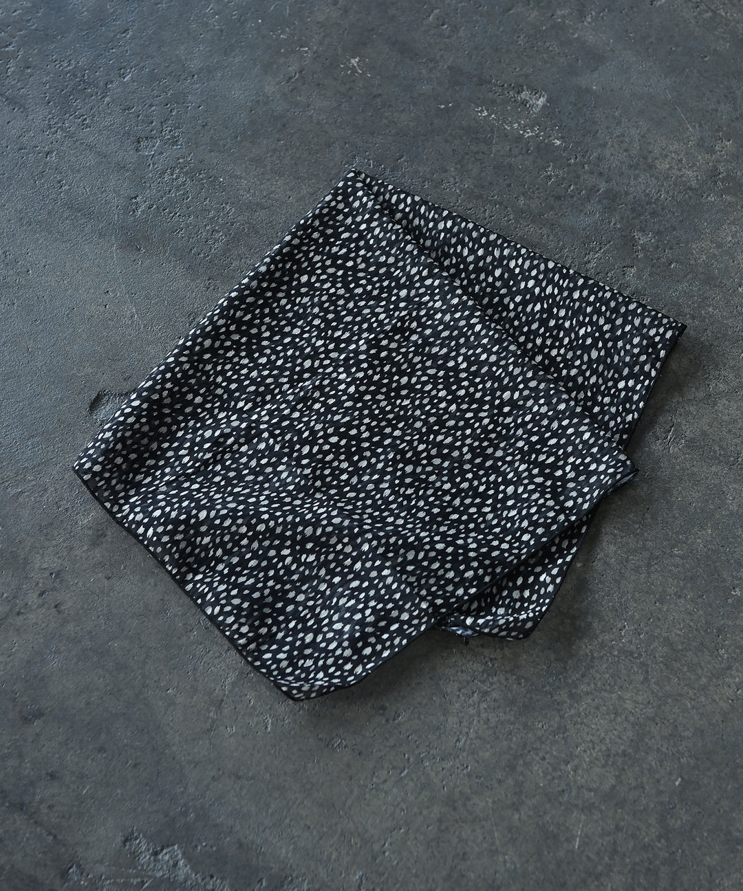 ハンドペイント風ドットスカーフ