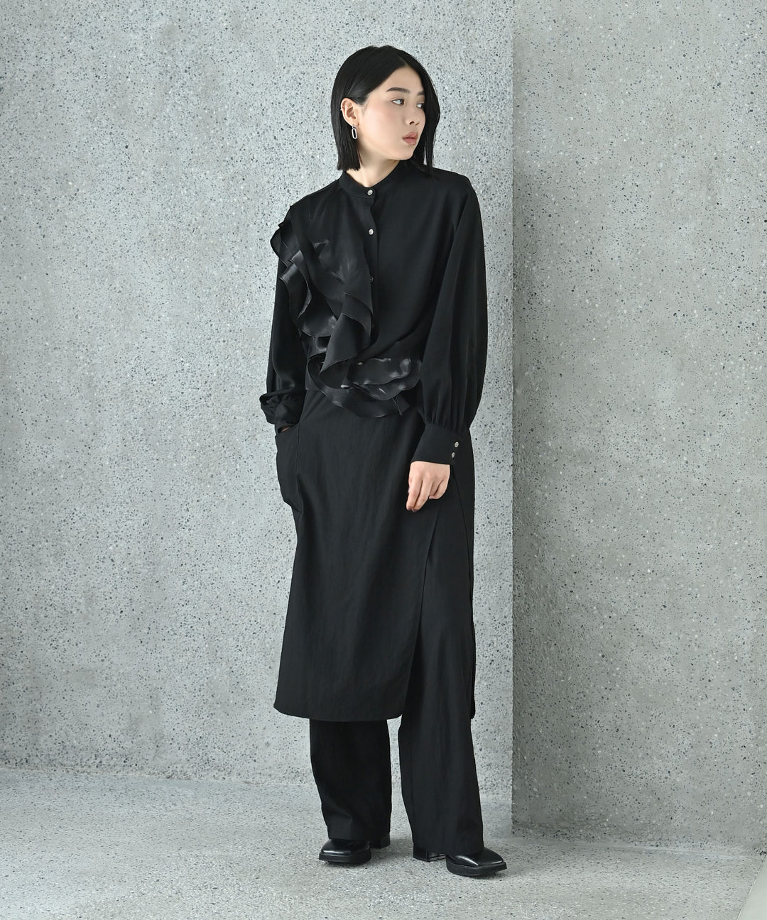 アシンメトリーラッフルスタンドシャツ