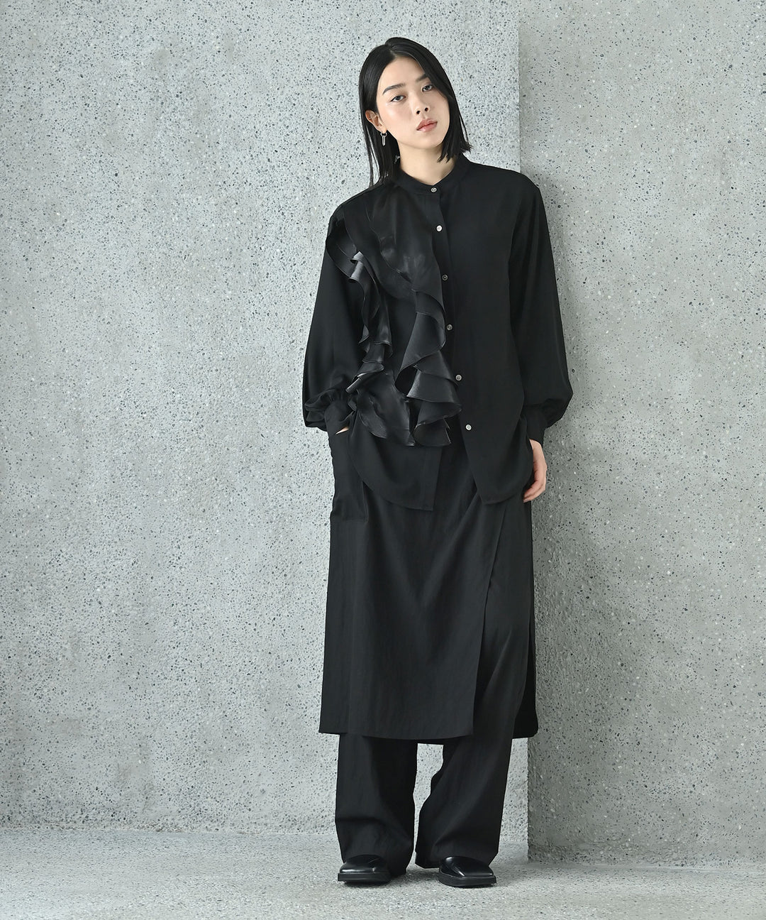 アシンメトリーラッフルスタンドシャツ
