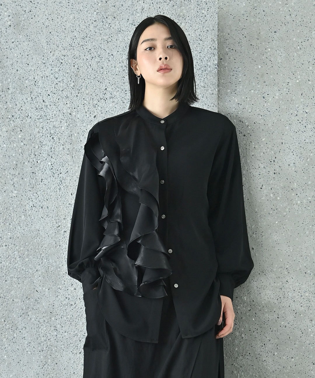 アシンメトリーラッフルスタンドシャツ