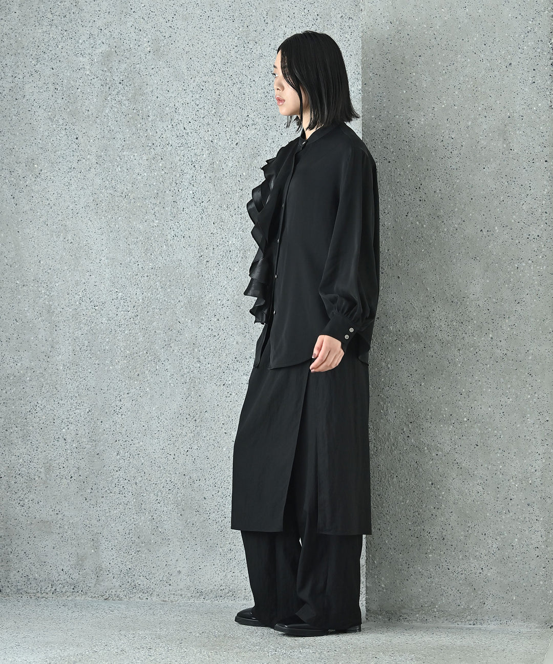 アシンメトリーラッフルスタンドシャツ