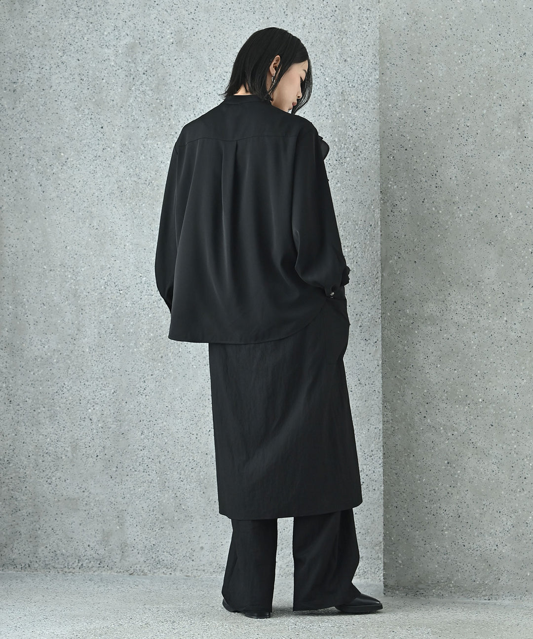 アシンメトリーラッフルスタンドシャツ