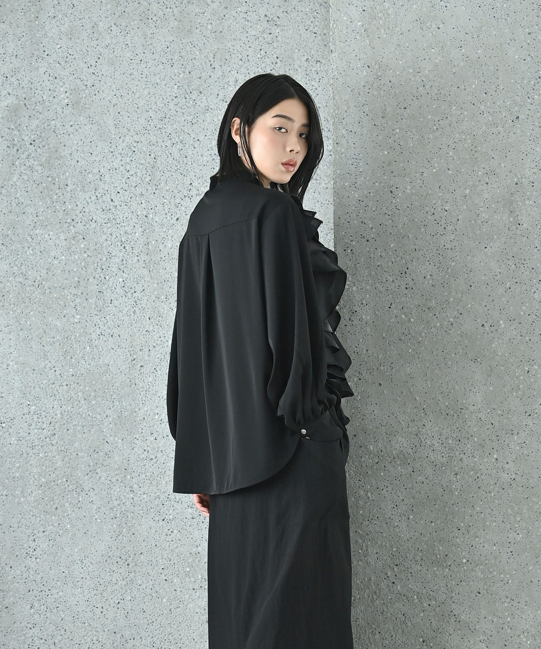 アシンメトリーラッフルスタンドシャツ