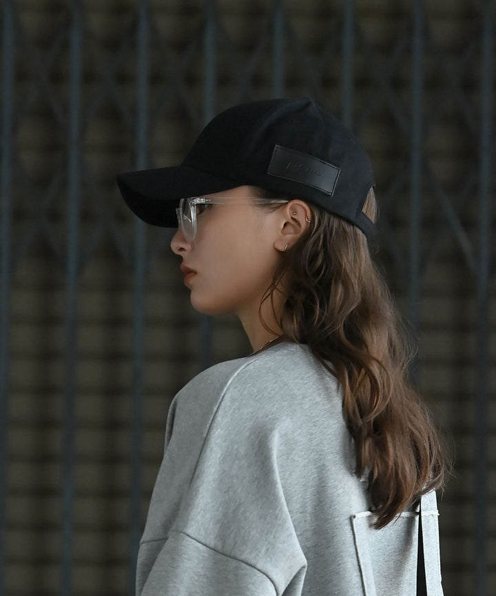 UNISEX　ポイントレザーロゴキャップ