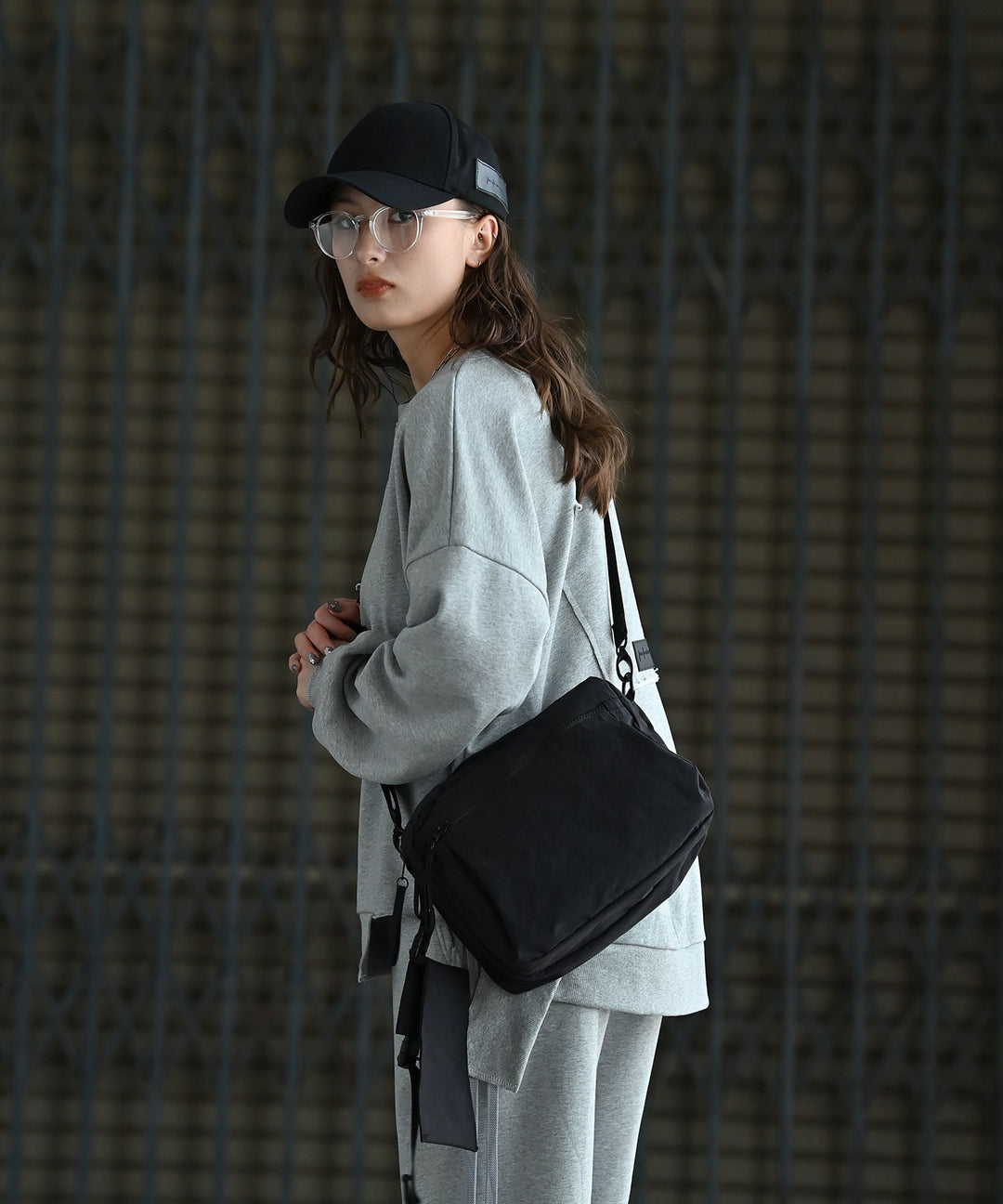 UNISEX　ポイントレザーロゴキャップ