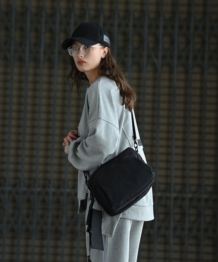 UNISEX　ポイントレザーロゴキャップ