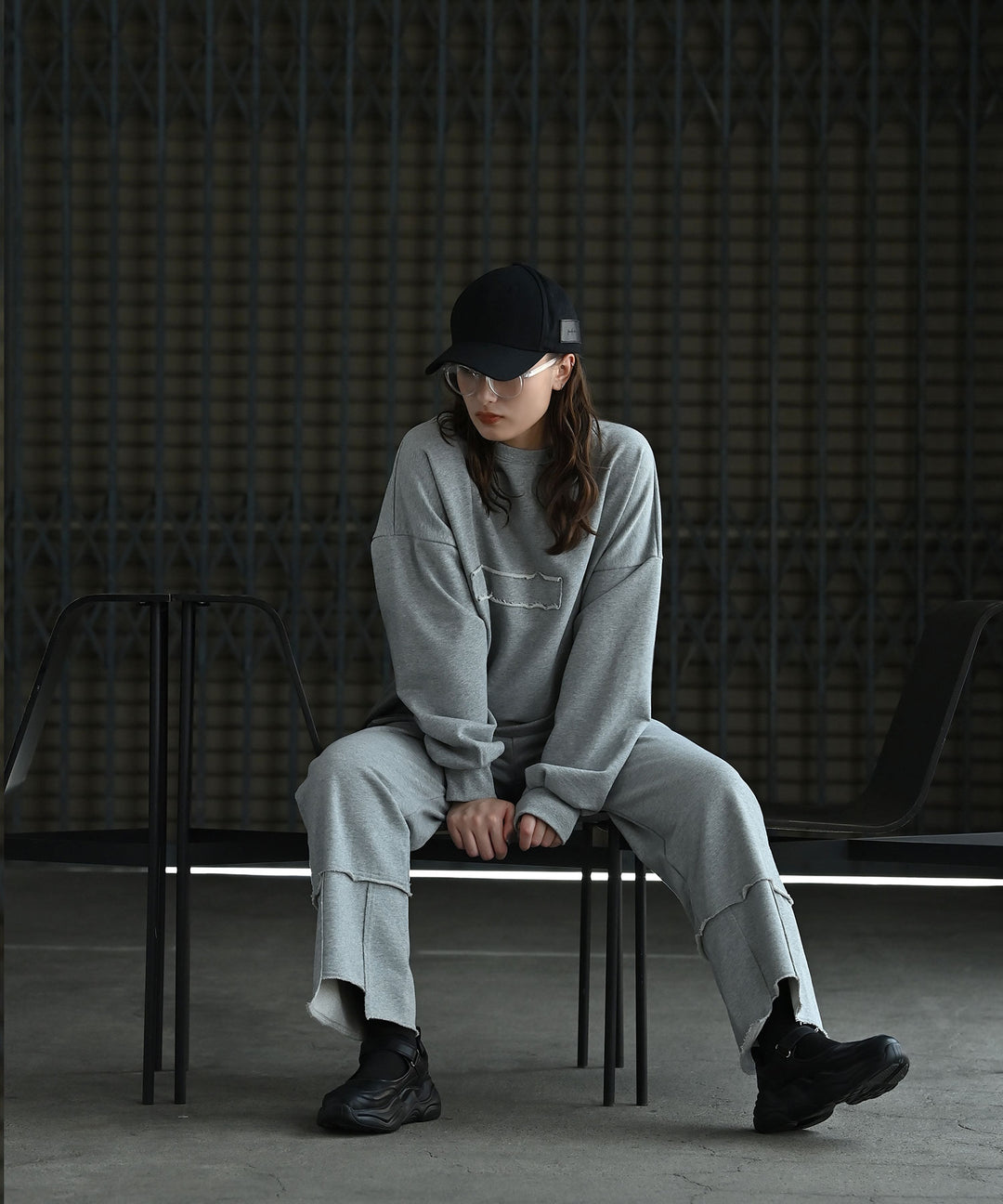 UNISEX　ポイントレザーロゴキャップ